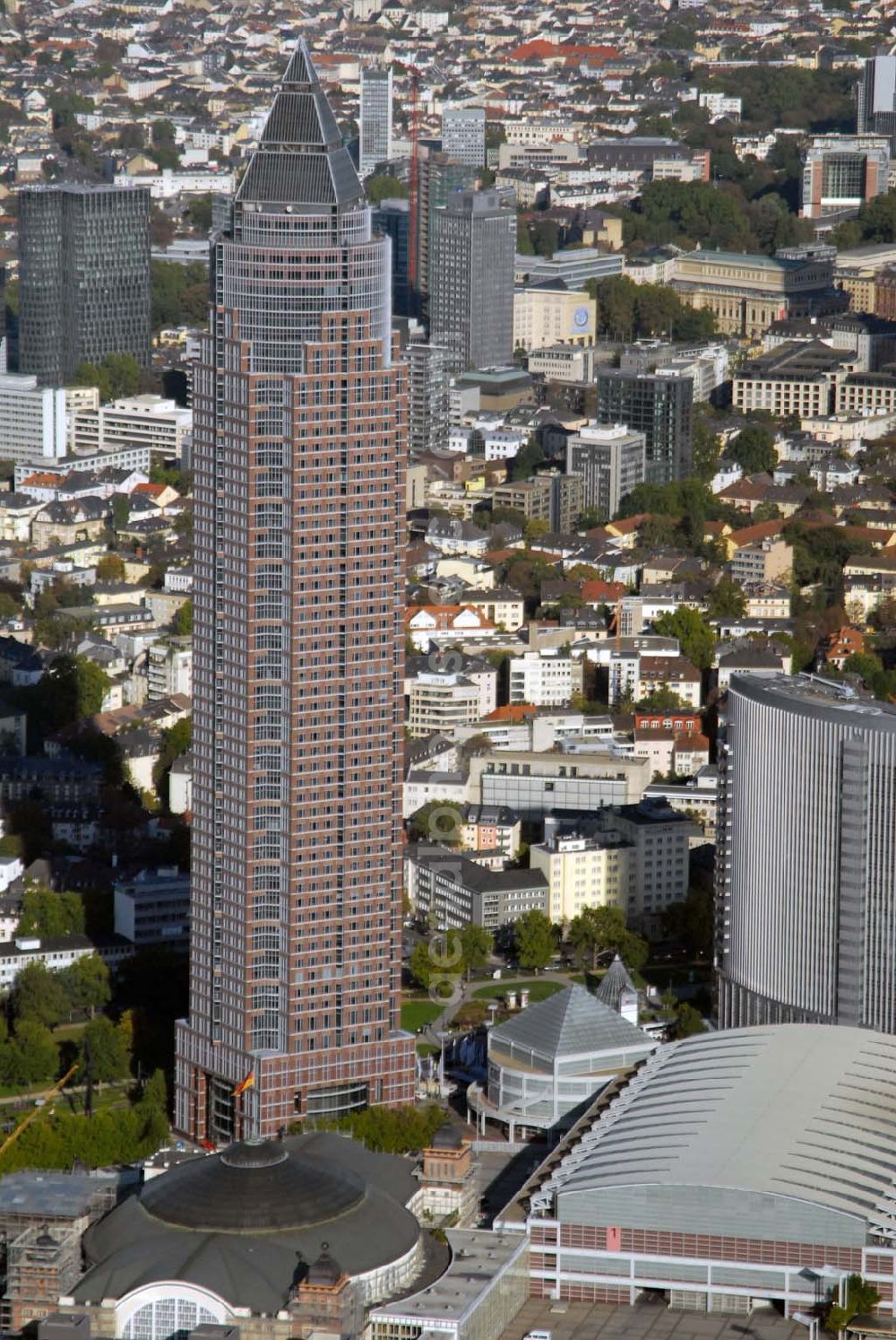 Frankfurt am Main from the bird's eye view: Blick auf den Messeturm auf dem Messe- und Ausstellungsgelände in der Friedrich-Ebert-Anlage.