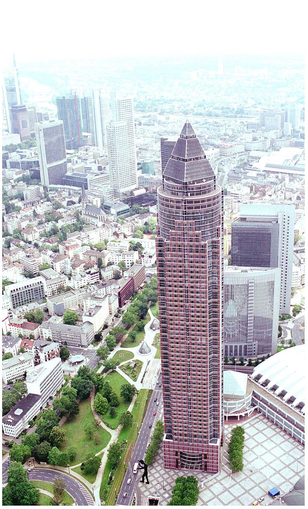 Aerial photograph Frankfurt am Main - 25.07.2004 Blick auf den Messeturm in Frankfurt am Main mit einer Höhe von 257m und 55 Etagen. Die Pyramide auf dem Dach ist 36,6m hoch. Errichtet wurde das Hochhaus von Tishman Speyer und der Citibank, dann 1991 an die Kajima Corporation verkauft. Adresse: Friedrich-Ebert-Anlage 49, 60308 Frankfurt