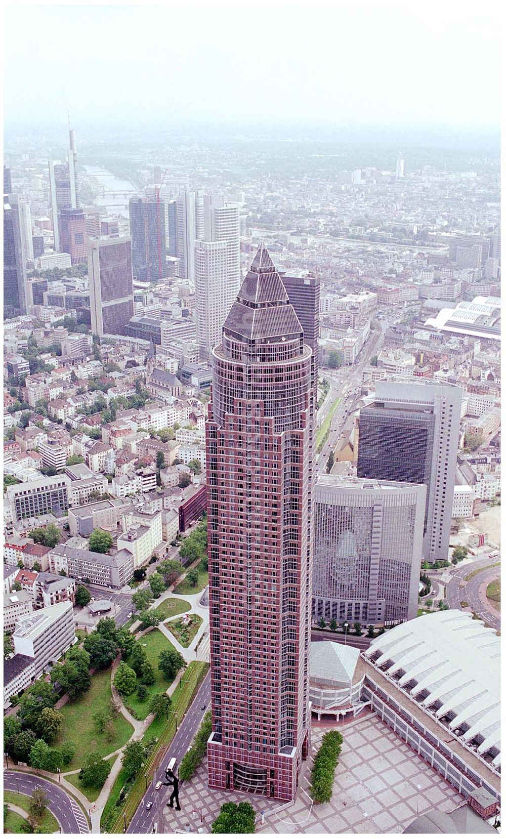 Frankfurt am Main from above - 25.07.2004 Blick auf den Messeturm in Frankfurt am Main mit einer Höhe von 257m und 55 Etagen. Die Pyramide auf dem Dach ist 36,6m hoch. Errichtet wurde das Hochhaus von Tishman Speyer und der Citibank, dann 1991 an die Kajima Corporation verkauft. Adresse: Friedrich-Ebert-Anlage 49, 60308 Frankfurt