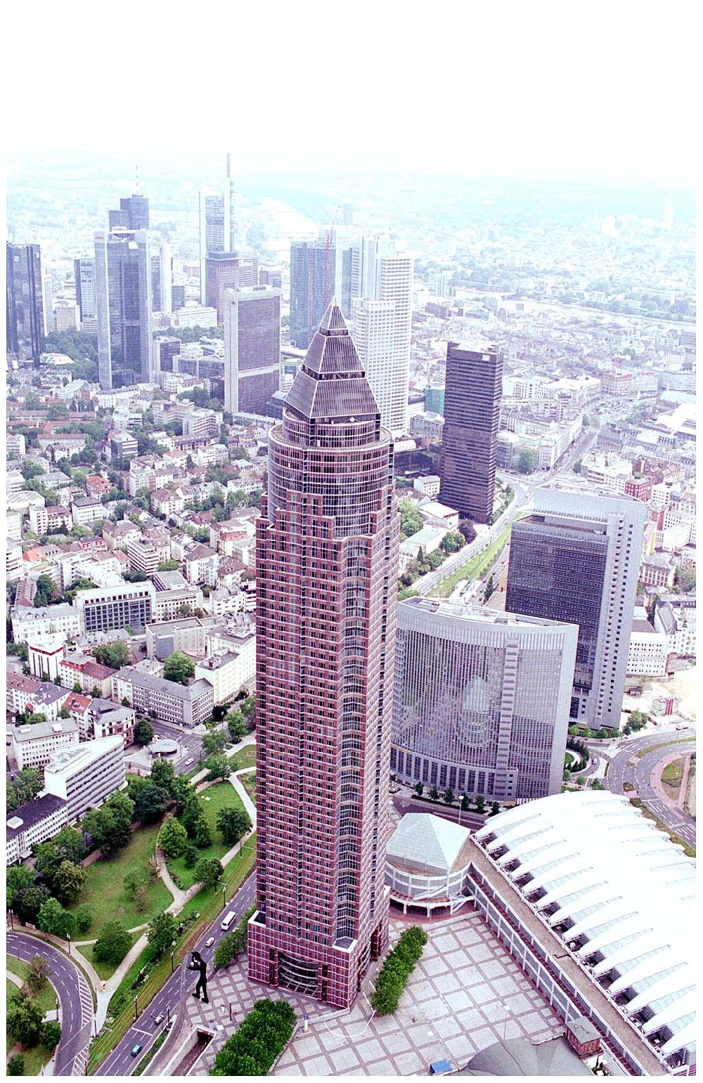 Frankfurt am Main from the bird's eye view: 25.07.2004 Blick auf den Messeturm in Frankfurt am Main mit einer Höhe von 257m und 55 Etagen. Die Pyramide auf dem Dach ist 36,6m hoch. Errichtet wurde das Hochhaus von Tishman Speyer und der Citibank, dann 1991 an die Kajima Corporation verkauft. Adresse: Friedrich-Ebert-Anlage 49, 60308 Frankfurt