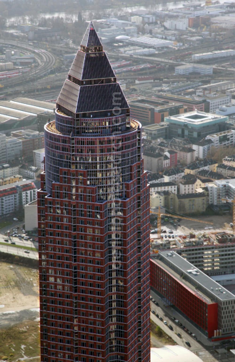 Frankfurt am Main from above - Blick auf die Frankfurter Innenstadt mit dem Messeturm, einem bekannten Büro-und Geschäftsgebäude. Der Büroturm auf dem Frankfurter Messegelände war bei seiner Fertigstellung 1991 das höchste Gebäude in Europa. View to the inner city of Frankfurt at the Main, with the Frankfurt landmark tower.