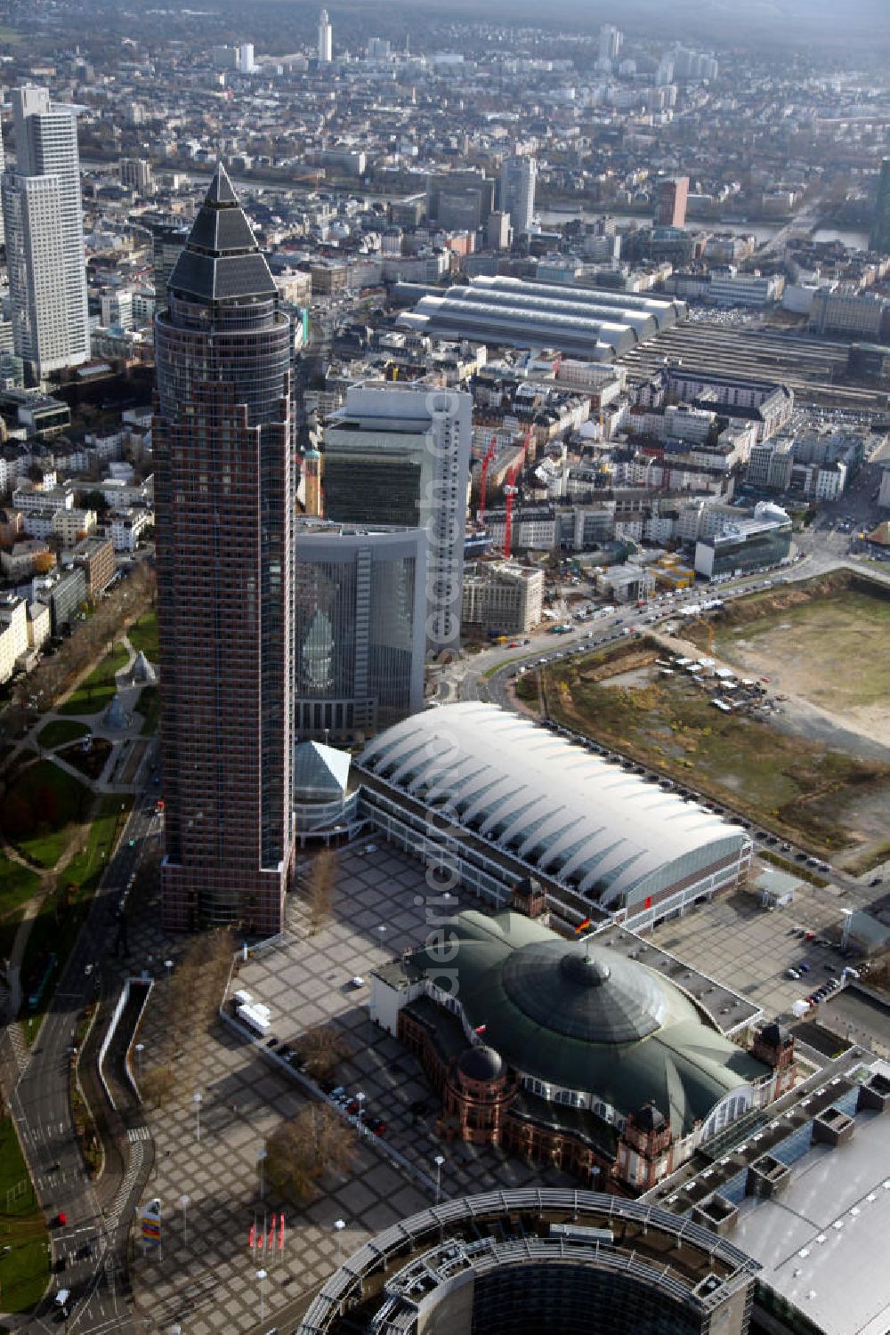 Frankfurt am Main from the bird's eye view: Blick auf die Frankfurter Innenstadt mit dem Messeturm, einem bekannten Büro-und Geschäftsgebäude. Der Büroturm auf dem Frankfurter Messegelände war bei seiner Fertigstellung 1991 das höchste Gebäude in Europa. View to the inner city of Frankfurt at the Main, with the Frankfurt landmark tower.