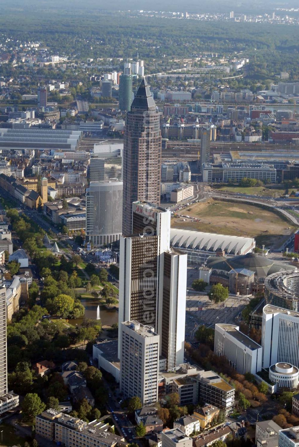 Frankfurt am Main from the bird's eye view: Blick auf den Messeturm und das Marriott Hotel Frankfurt, Hamburger Allee 2, 60486 Frankfurt - Tel.: 069/7955 - 2432 -