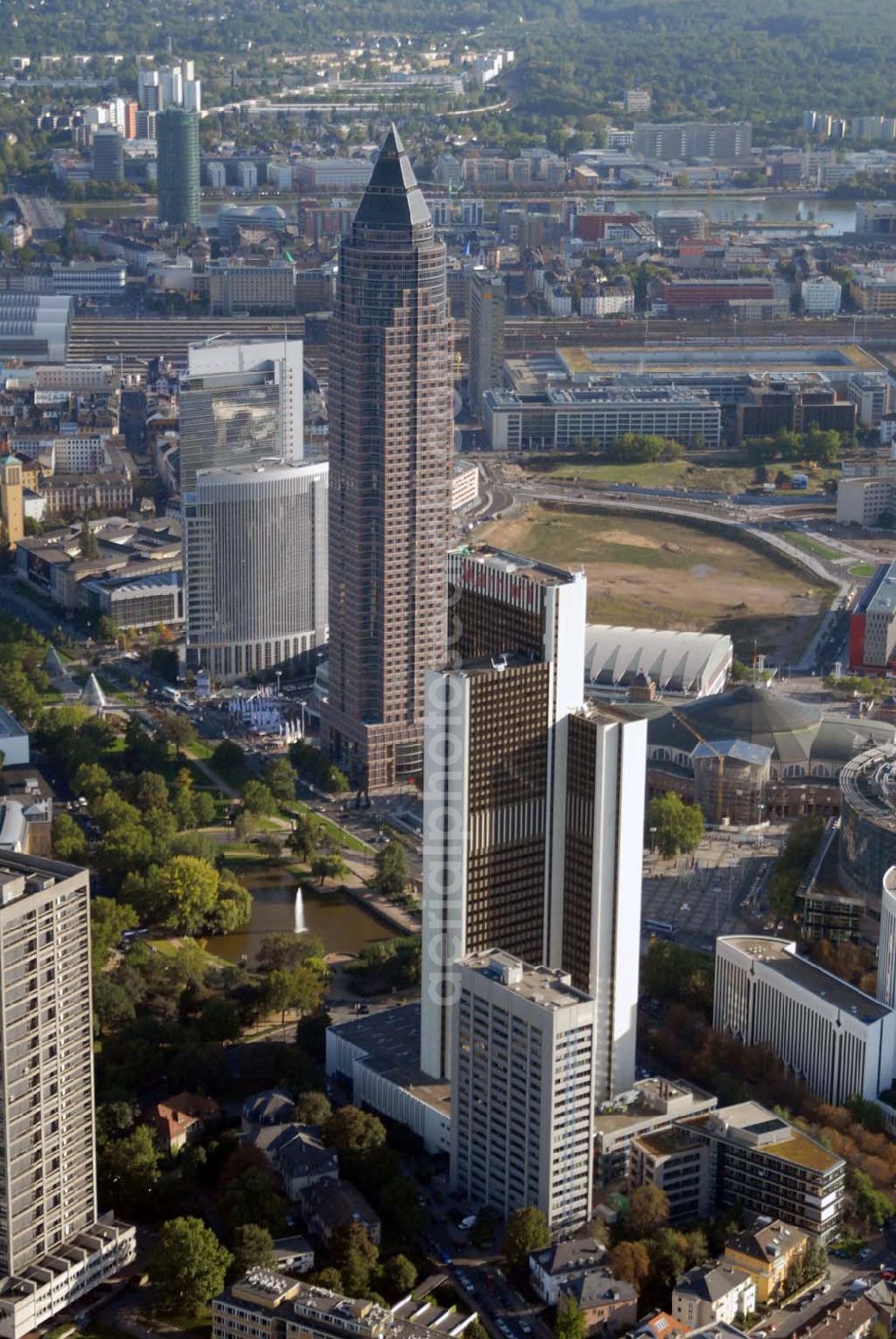 Aerial image Frankfurt am Main - Blick auf den Messeturm und das Marriott Hotel Frankfurt, Hamburger Allee 2, 60486 Frankfurt - Tel.: 069/7955 - 2432 -