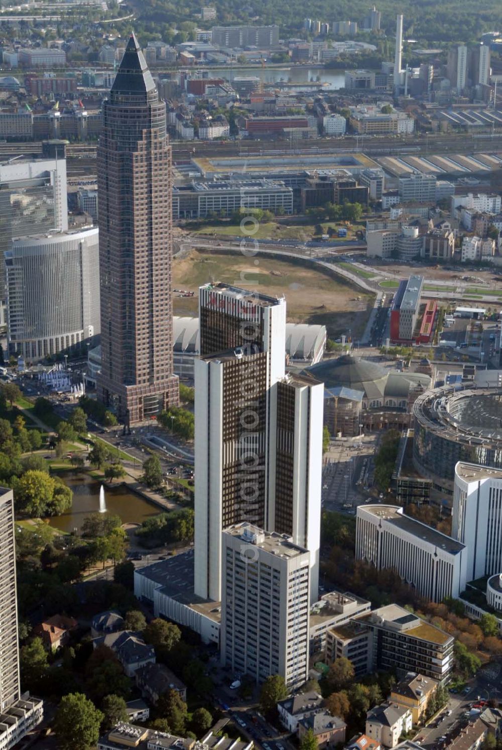 Aerial photograph Frankfurt am Main - Blick auf den Messeturm und das Marriott Hotel Frankfurt, Hamburger Allee 2, 60486 Frankfurt - Tel.: 069/7955 - 2432 -