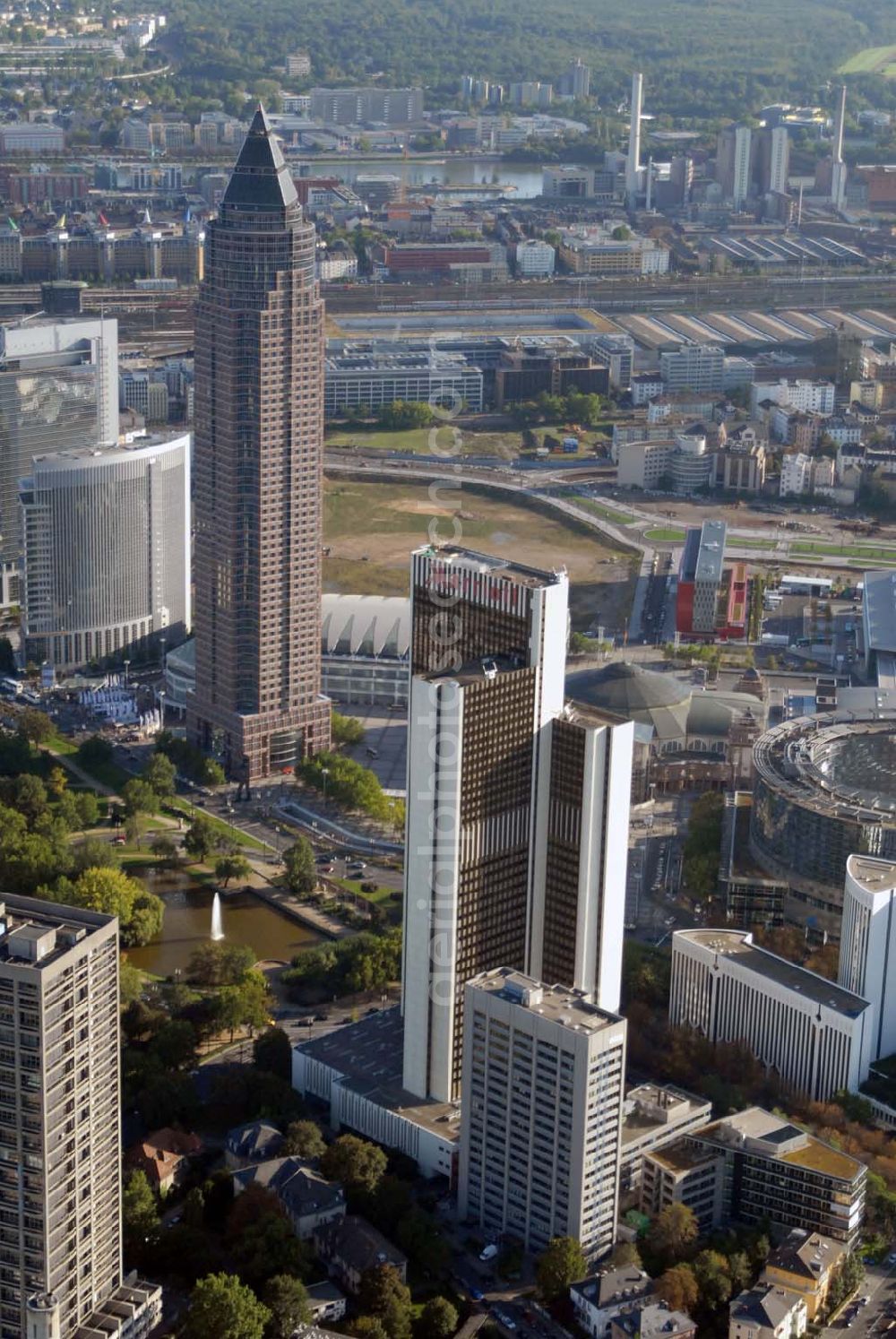 Frankfurt am Main from above - Blick auf den Messeturm und das Marriott Hotel Frankfurt, Hamburger Allee 2, 60486 Frankfurt - Tel.: 069/7955 - 2432 -