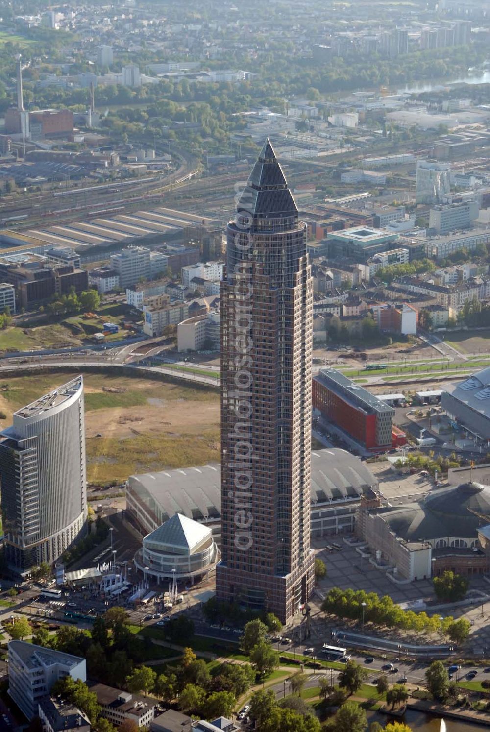 Frankfurt am Main from the bird's eye view: Blick auf den Messeturm auf dem Messe- und Ausstellungsgelände in der Friedrich-Ebert-Anlage.