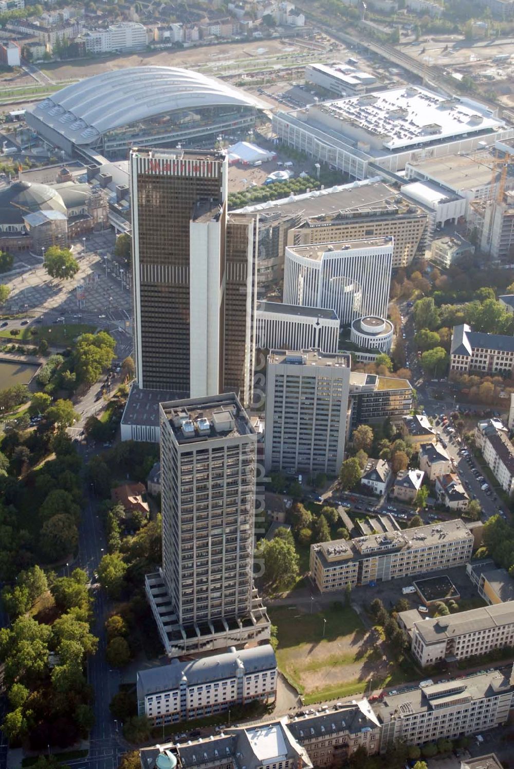 Frankfurt am Main from the bird's eye view: Blick auf den AfE-Turm, das Marriott Hotel Frankfurt in der Hamburger Allee 2, 60486 Frankfurt - Tel.: 069/7955 - 2432 -