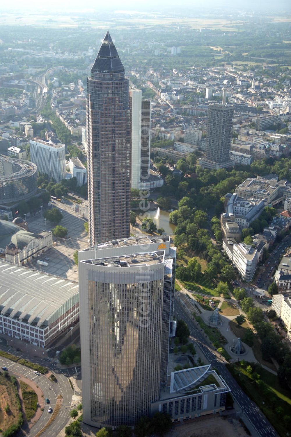 Frankfurt am Main from above - Messeturm auf dem Messe- und Ausstellungsgelände Frankfurt auf der Friedrich-Ebert-Anlage 1. Ansprechpartner: Dr. Jens Schreiber Tel.: 69 75 75-66 22 - Telefax +49 69 75 75-68 44 press@messefrankfurt.com; Blick auf die beiden Frankfurter Hochhäuser Kastor und Pollux. Die ungleichen Zwillinge wurden nach den Dioskuren der griechischen Mythologie Kastor und Pollux benannt und wurden 1997 errichtet. Kastor & Pollux, Platz der Einheit 1, 60327 Frankfurt am Main; Regus GmbH & Co. KG, Komplementär: RegusVerwaltungs GmbH, Geschäftsführer: Mark Dixon, Anschrift: An der Welle 4, 60322 Frankfurt am Main, Hausanschrift: Prinzenallee 7, 40549 Düsseldorf, Tel. +49(0)211 52025 0, Fax +49(0)211 52025 370 Email: germany@regus.com