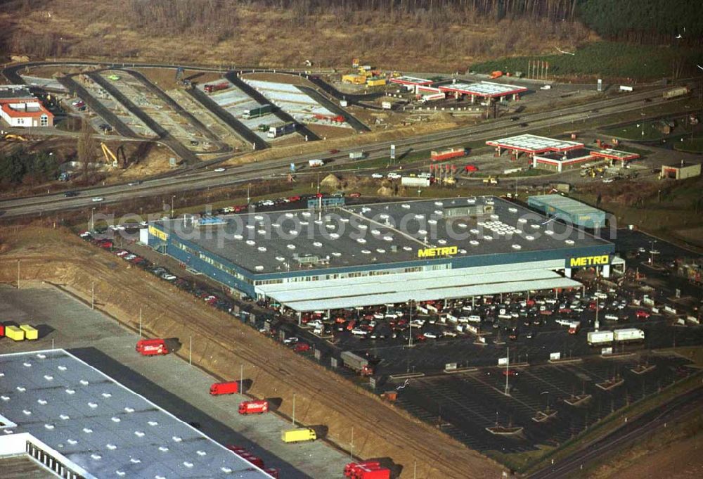 Aerial photograph Waltersdorf bei Schönefeld - Metro-Filiale im Gewerbegebiet Waltersdorf bei Schönefeld