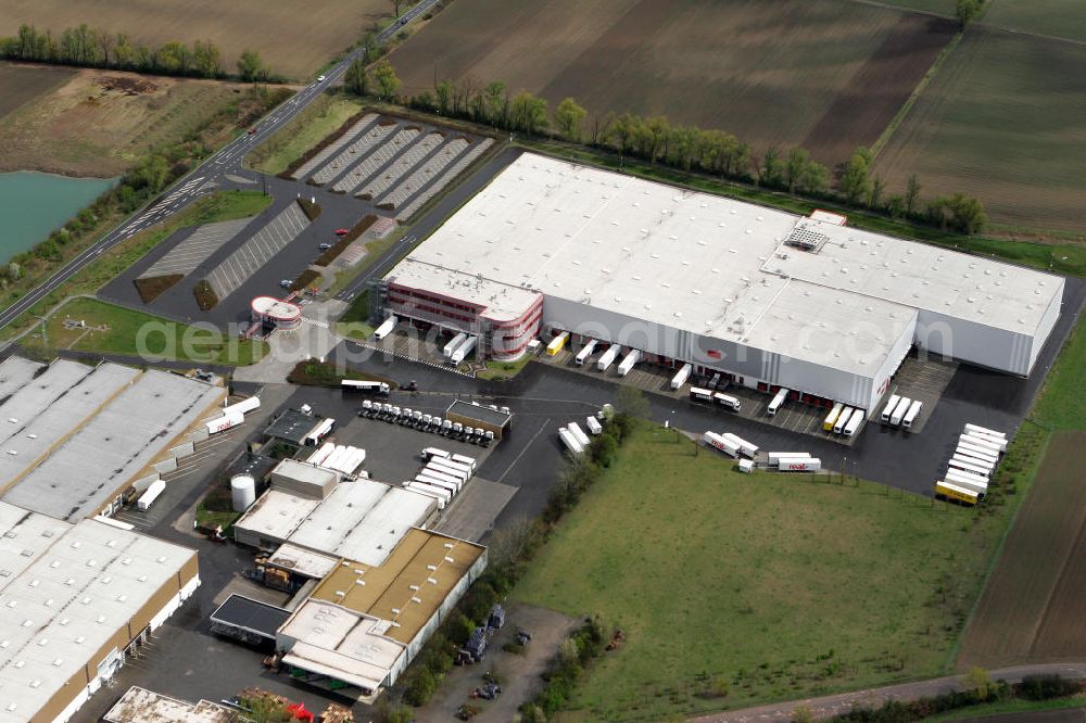 Gimbsheim from the bird's eye view: Blick auf das Gelände der MGL METRO Group Logistics Warehousing GmbH in der Ortsgemeinde Gimbsheim im Landkreis Alzey-Worms in Rheinland-Pfalz. View to the MGL Metro Group Logistics in the congregation Gimbsheim in the administrative district Alzey-Worms of Rhineland-Palatinate.