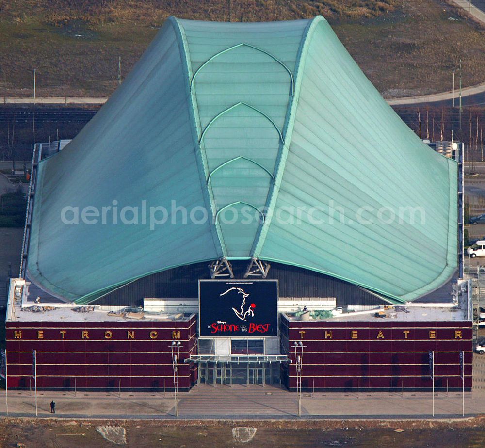 Oldenburg from above - Blick auf das Metronom Theater in Oberhausen. Die Spielstätte für Musicals wurde 1999 anlässlich des Musicals Tabaluga & Lilli gebaut, wobei das auffällige Dach einem Drachenkopf nachempfunden ist. Im Jahr 2005 erfolgte ein Umbau zur Vergrößerung des Theaters. Zur Aufnahmezeit des Bildes wurde das Musical Tabaluga & Lilli aufgeführt. View of the metronome Theater in Oberhausen. The venue for musicals was built in 1999 on the occasion of the musical Tabaluga & Lilli with the striking roof a dragon's head. In 2005 a renovation was carried out to increase the theater.