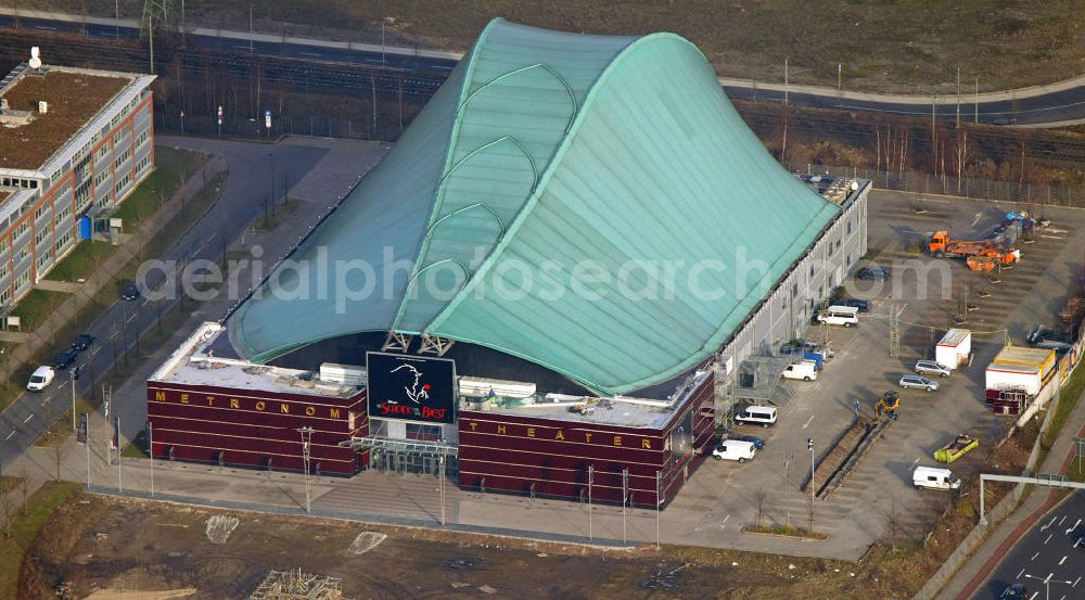 Oldenburg from the bird's eye view: Blick auf das Metronom Theater in Oberhausen. Die Spielstätte für Musicals wurde 1999 anlässlich des Musicals Tabaluga & Lilli gebaut, wobei das auffällige Dach einem Drachenkopf nachempfunden ist. Im Jahr 2005 erfolgte ein Umbau zur Vergrößerung des Theaters. Zur Aufnahmezeit des Bildes wurde das Musical Tabaluga & Lilli aufgeführt. View of the metronome Theater in Oberhausen. The venue for musicals was built in 1999 on the occasion of the musical Tabaluga & Lilli with the striking roof a dragon's head. In 2005 a renovation was carried out to increase the theater.