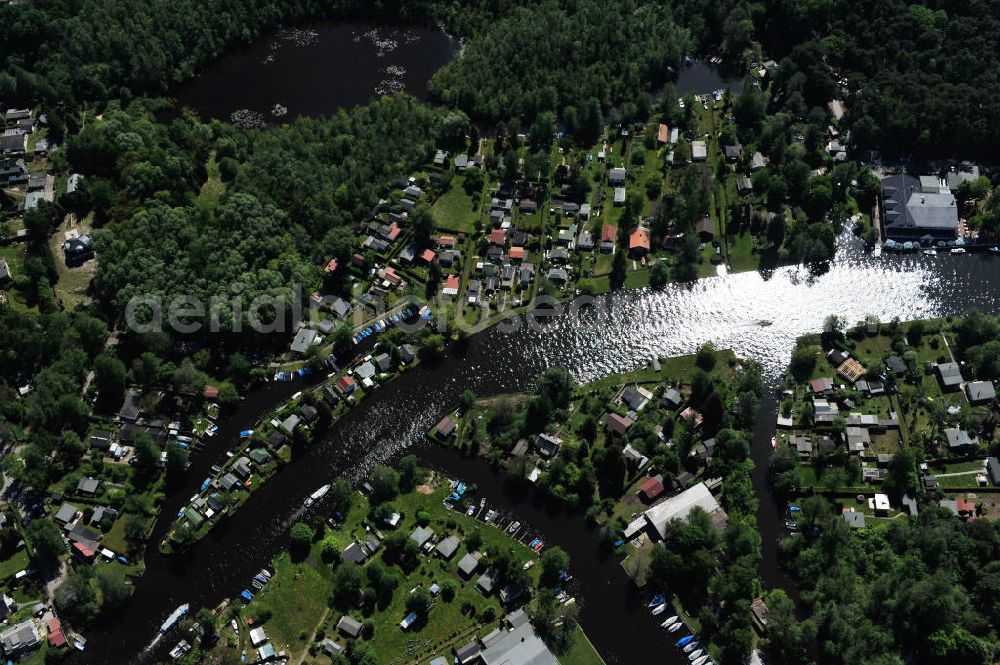 Aerial photograph Berlin - Die Müggelspree im Bezirk Rahnsdorf / Rahnsdorfer Mühle, zwischen der Kolonie Entenwall, der s.g. Insel Dreibock, der Kolonie Insel Am Bauersee sowie dem Hotel und Restaurant Neu Helgoland an der Mündung in den See Kleiner Müggelsee. The river Mueggelspree between the colony Entenwall, the island Dreibock, the colony island Am Bauersee and the Hotel with restaurant Neu Helgoland at the mouth of a river to the lake Kleiner Mueggelsee.