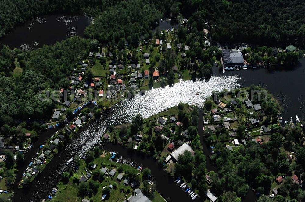 Berlin from above - Die Müggelspree im Bezirk Rahnsdorf / Rahnsdorfer Mühle, zwischen der Kolonie Entenwall, der s.g. Insel Dreibock, der Kolonie Insel Am Bauersee sowie dem Hotel und Restaurant Neu Helgoland an der Mündung in den See Kleiner Müggelsee. The river Mueggelspree between the colony Entenwall, the island Dreibock, the colony island Am Bauersee and the Hotel with restaurant Neu Helgoland at the mouth of a river to the lake Kleiner Mueggelsee.