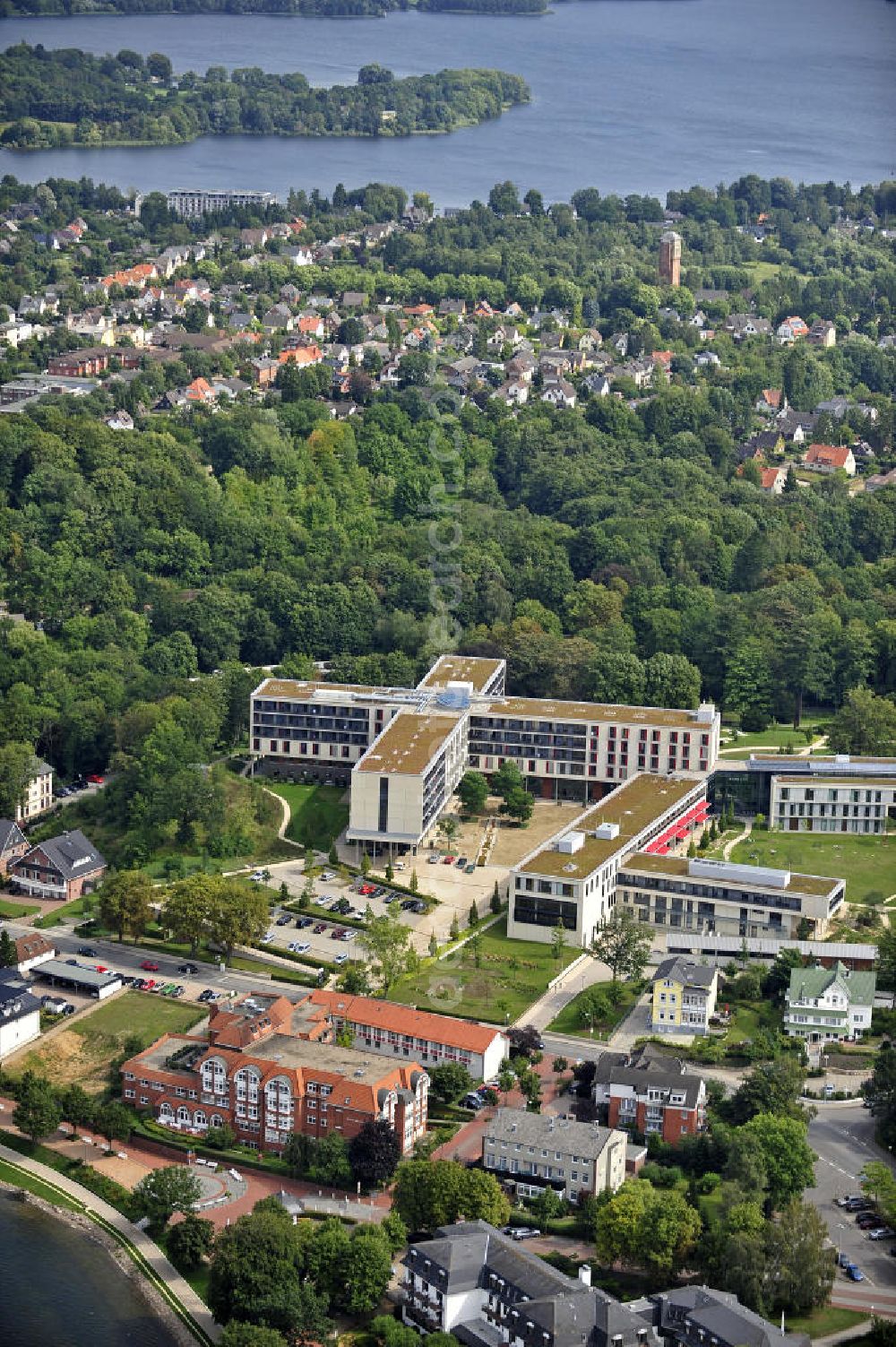 Malente from the bird's eye view: Die Mühlenbergklinik Holsteinische Schweiz am Dieksee. Die Klinik bietet umfassende Rehamaßnahmen sowie Akutbehandlungen in seinen Spezialgebieten Orthopädie und Angiokardiologie. The Muhlenberg Clinic Holsteinische Schweiz at Dieksee. The clinic provides comprehensive rehabilitation measures and acute treatments in its specialty areas of orthopedics and cardiology.