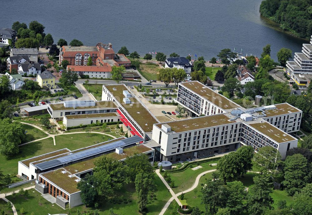 Malente from the bird's eye view: Die Mühlenbergklinik Holsteinische Schweiz am Dieksee. Die Klinik bietet umfassende Rehamaßnahmen sowie Akutbehandlungen in seinen Spezialgebieten Orthopädie und Angiokardiologie. The Muhlenberg Clinic Holsteinische Schweiz at Dieksee. The clinic provides comprehensive rehabilitation measures and acute treatments in its specialty areas of orthopedics and cardiology.