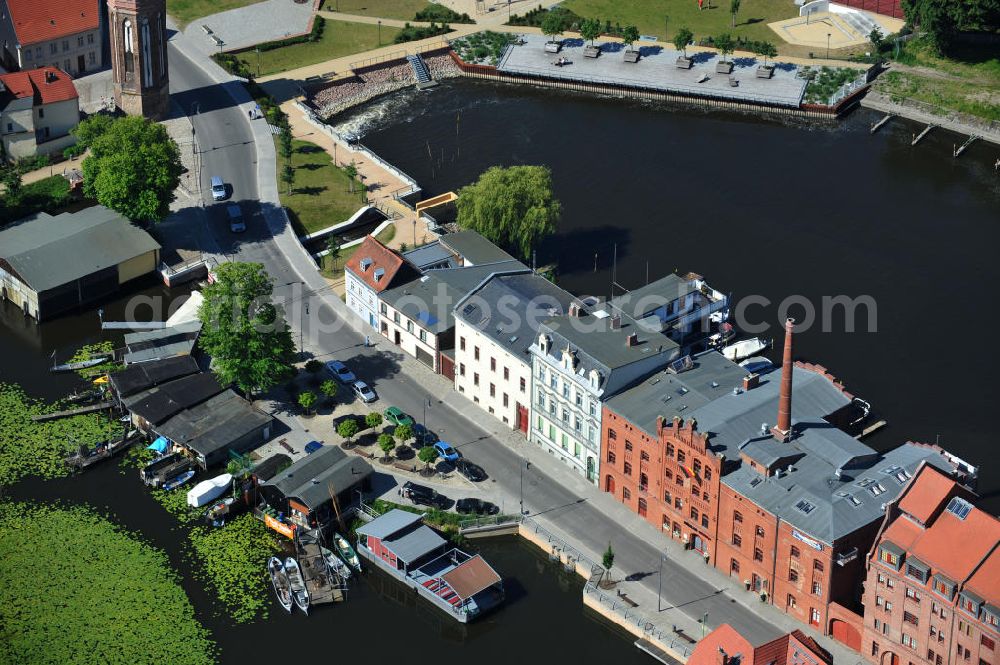 Brandenburg from above - Der Mühlendamm ist die Verbindung zwischen der Neustadt Brandenburg und der Dominsel. Mit der gewonnenen Wasserkraft wurden die markgräfischen Mühlen betrieben. Auf dem Damm befanden sich der Holzmarkt sowie der Fischmarkt. The Muehlendamm is the connection between the Neustadt Brandenburg and the Dominsel. The waterpower was used to run the margraefischen mills. On the dam there were the lumber market and the fishing market.