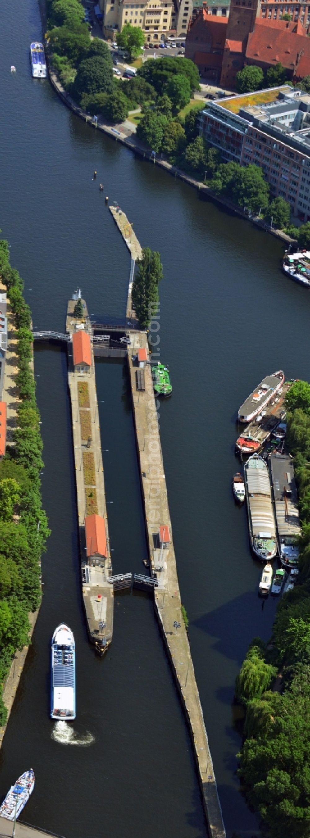 Aerial photograph Berlin Mitte - The Mühlendammschleuse in the center of Berlin-Mitte is a barrier that regulates the water level on the river Spree for inland shipping and passenger traffic