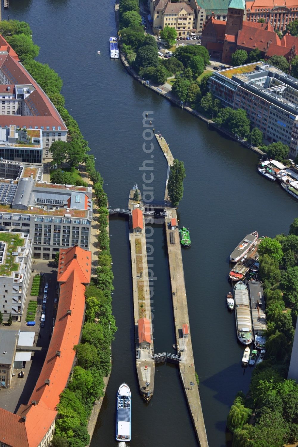 Aerial photograph Berlin Mitte - The Mühlendammschleuse in the center of Berlin-Mitte is a barrier that regulates the water level on the river Spree for inland shipping and passenger traffic