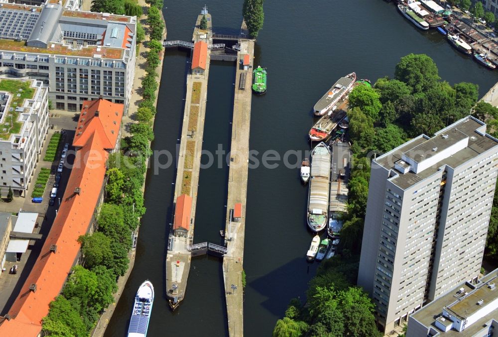 Berlin Mitte from above - The Mühlendammschleuse in the center of Berlin-Mitte is a barrier that regulates the water level on the river Spree for inland shipping and passenger traffic