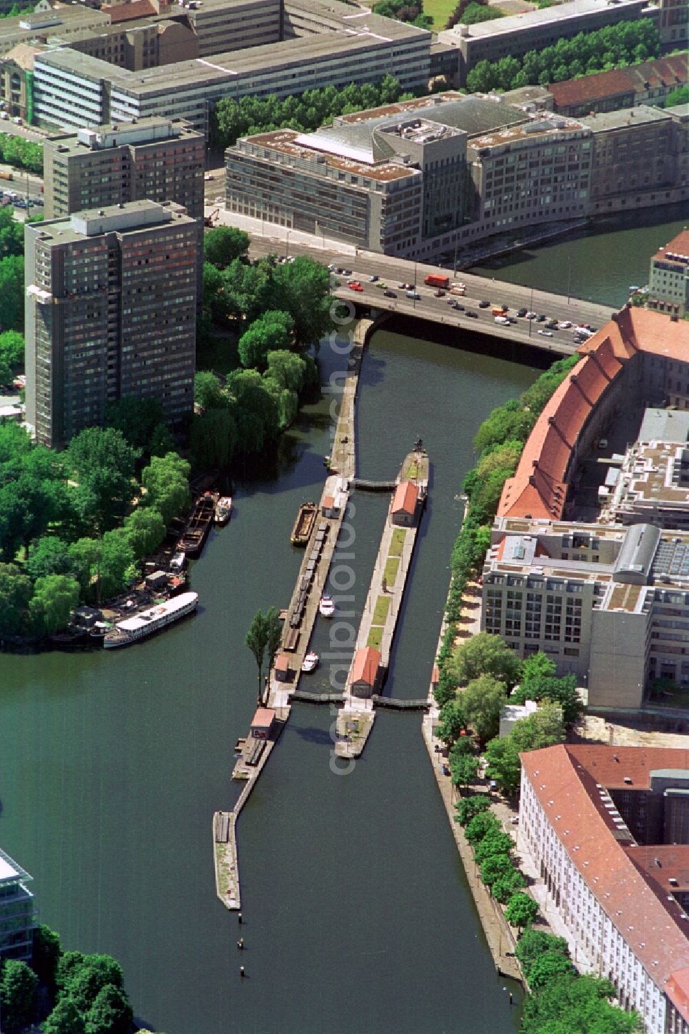 Berlin from the bird's eye view: The Mühlendammschleuse in the center of Berlin-Mitte is a barrier that regulates the water level on the river Spree for inland shipping and passenger traffic