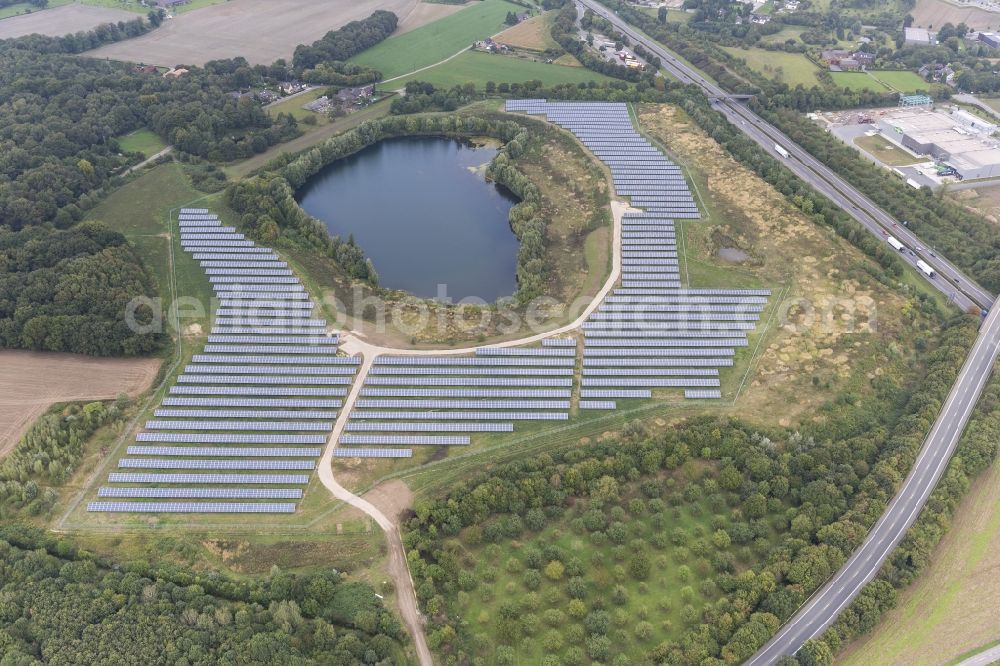 Neukirchen-Vluyn from the bird's eye view: Mill field and lake with photovoltaic system on the road Grafschafter Straße at Neukirchen on the Lower Rhine in North Rhine-Westphalia