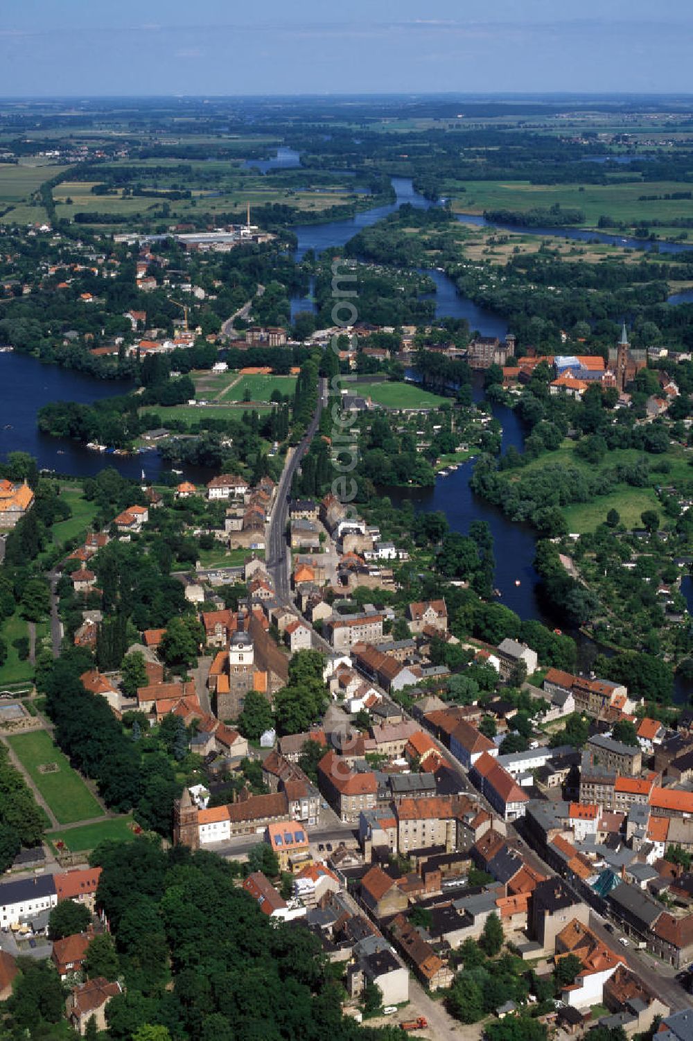 Aerial photograph Brandenburg - Blick auf einen Ortsteil von Brandenburg / Havel, durchschnitten von der Mühlentorstraße. Die Straße geht nach der Überquerung eines Seitenarmes der Havel über in den Grillendamm. Markante Gebäude sind der Dom St. Peter und Paul, oft als Wiege der Mark bezeichnet, und die benachbarte Burgmühle.