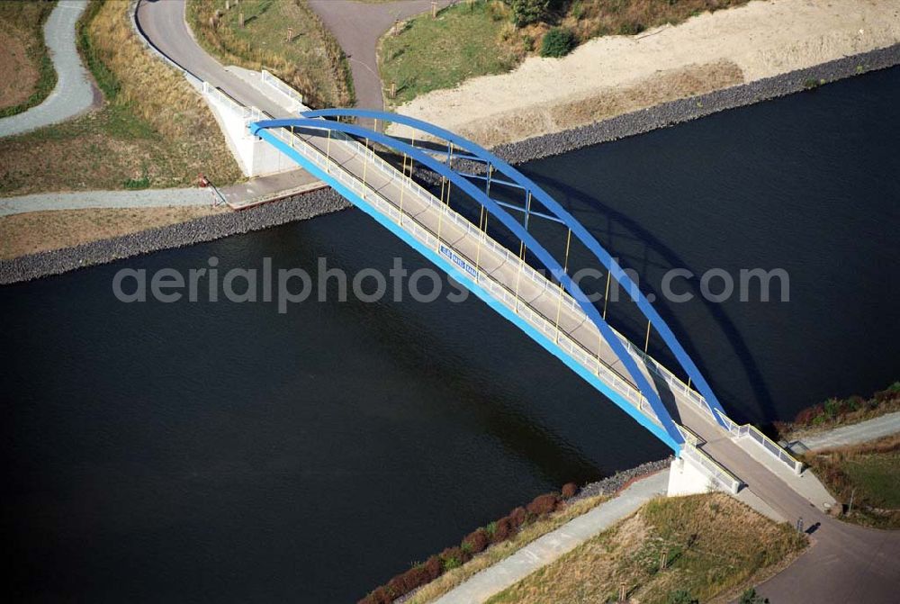 Niegripp from the bird's eye view: Blick auf die Mühlenwegbrücke bei Niegripp am Elbe-Havel-Kanal.