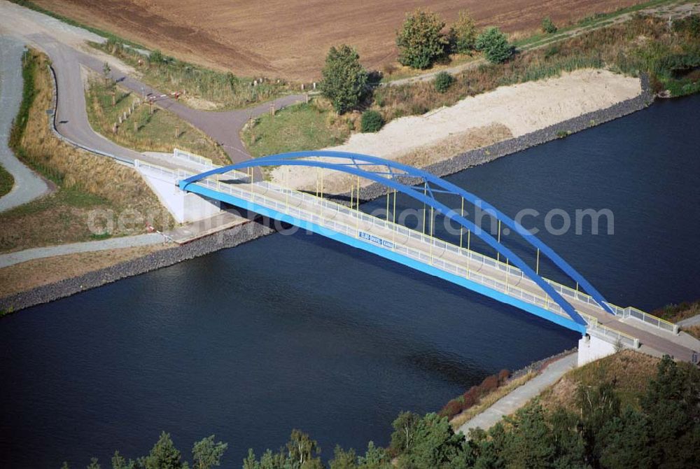 Aerial image Niegripp - Blick auf die Mühlenwegbrücke bei Niegripp am Elbe-Havel-Kanal.