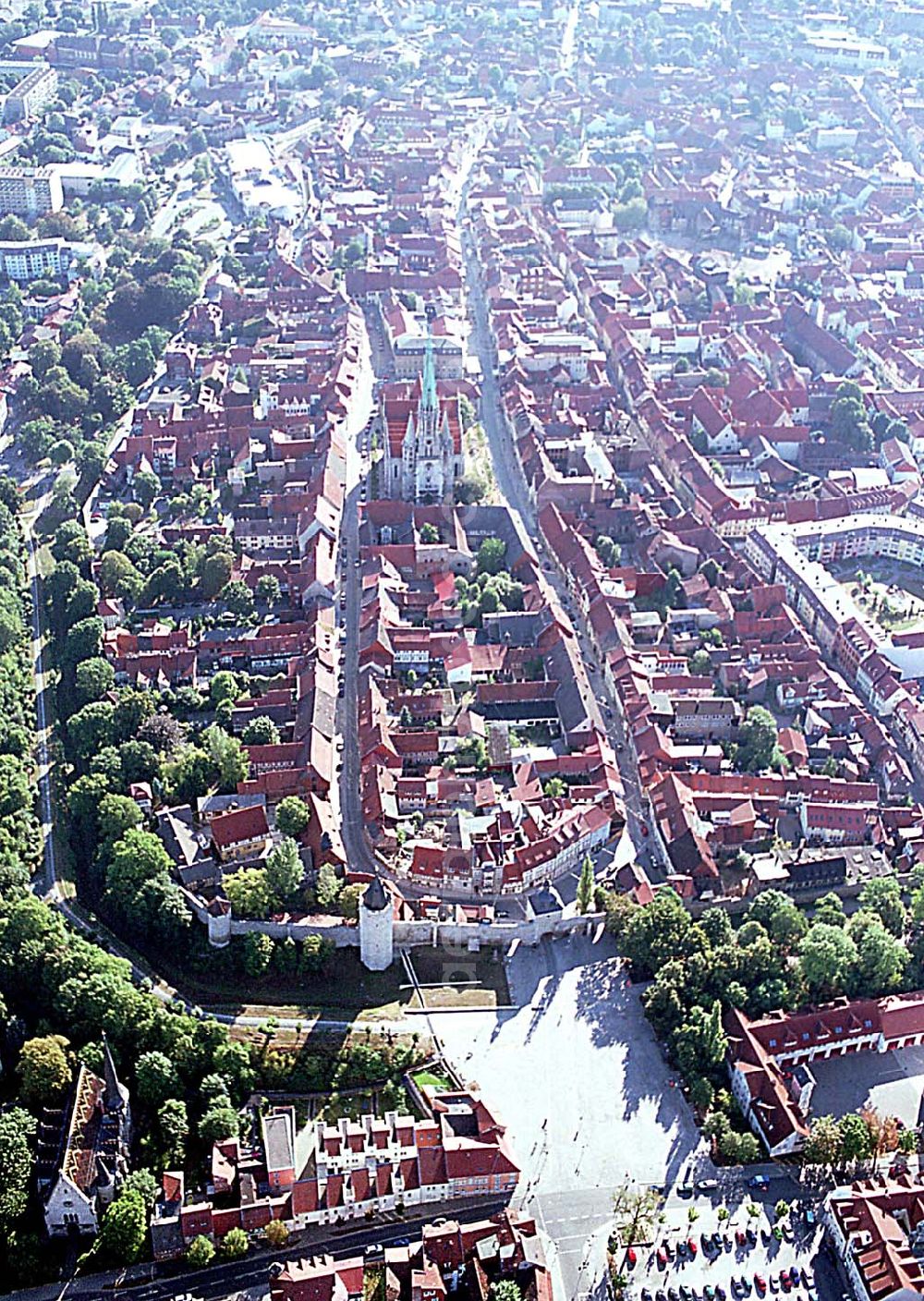 Mühlhausen / Thüringen from the bird's eye view: Mühlhausen / Thüringen Blick auf das historische Stadtzentrum von Mühlhausen in Thüringen, das 59 Türme von Kirchen und eine alte Stadtmauer besitzt; Stadtmauer und St. Marienkirche-Müntzergedenkstätte (mit Turmmuseum) hier sichtbar 03.09.03