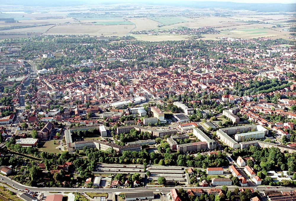 Mühlhausen / Thüringen from above - Mühlhausen / Thüringen Blick auf das historische Stadtzentrum von Mühlhausen in Thüringen, das 59 Türme von Kirchen und eine alte Stadtmauer besitzt; Stadtmauer und St. Marienkirche-Müntzergedenkstätte (mit Turmmuseum) hier sichtbar 03.09.03