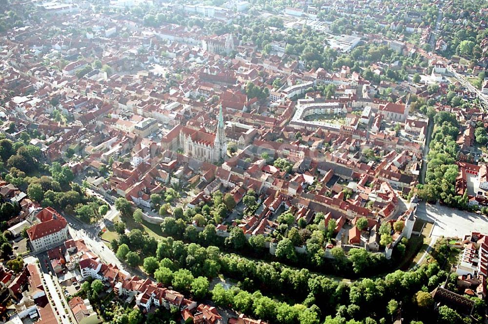 Mühlhausen / Thüringen from the bird's eye view: Mühlhausen / Thüringen Blick auf das historische Stadtzentrum von Mühlhausen in Thüringen, das 59 Türme von Kirchen und eine alte Stadtmauer besitzt; Stadtmauer und St. Marienkirche-Müntzergedenkstätte (mit Turmmuseum) hier sichtbar 03.09.03