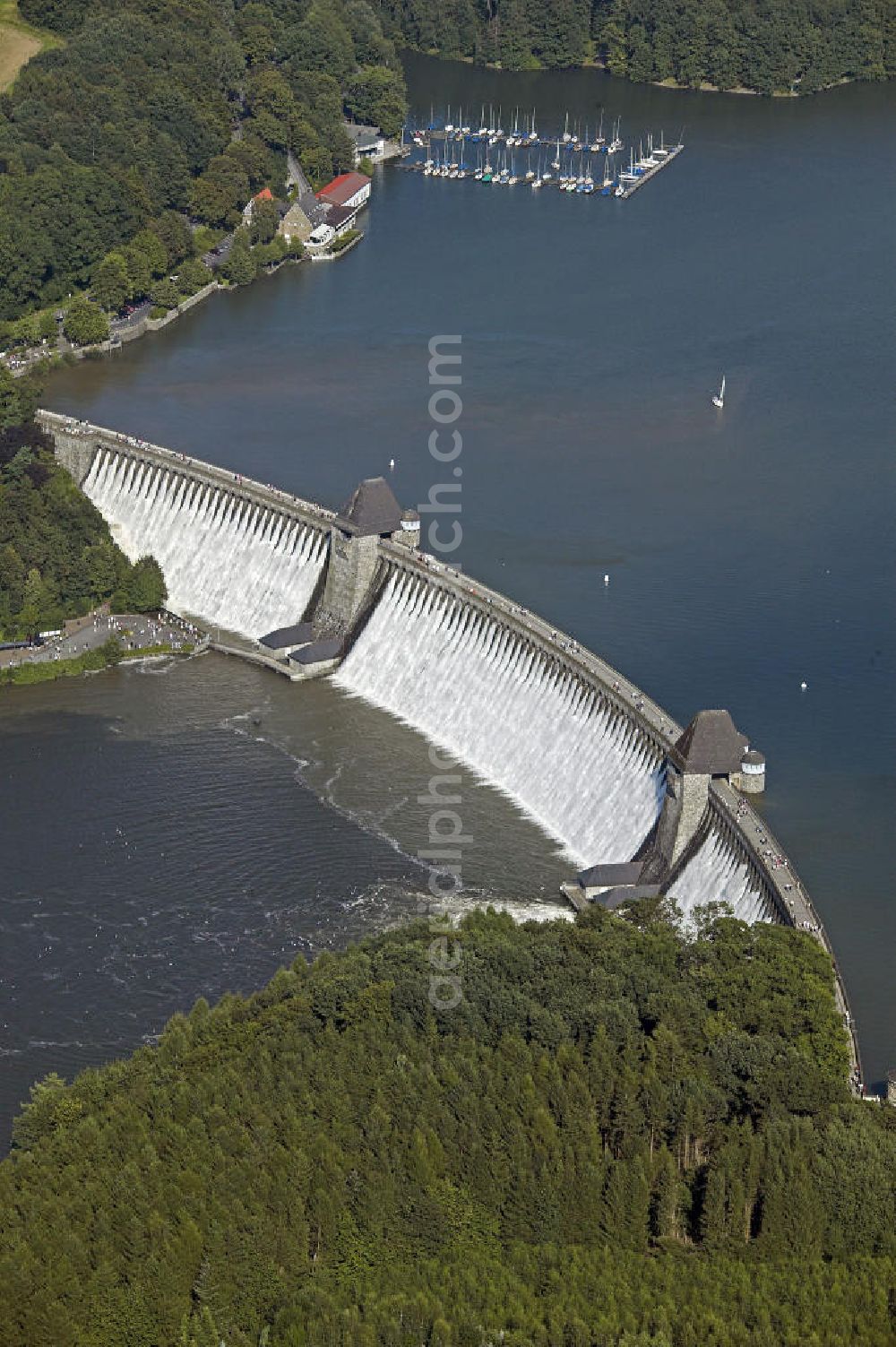 Möhnetal from the bird's eye view: 11.08.2007 Blick auf die Möhnetalsperre mit Staumauer und Stausee während des Hochwassers 2007. Die Talsperre wurde zwischen 1908 und 1913 erbaut und umfasst rund 134,5 Millionen Kubikmeter Wasser. Die Mauer hat eine Kronenlänge von 650 m und eine Höhe von insgesamt 215 m.