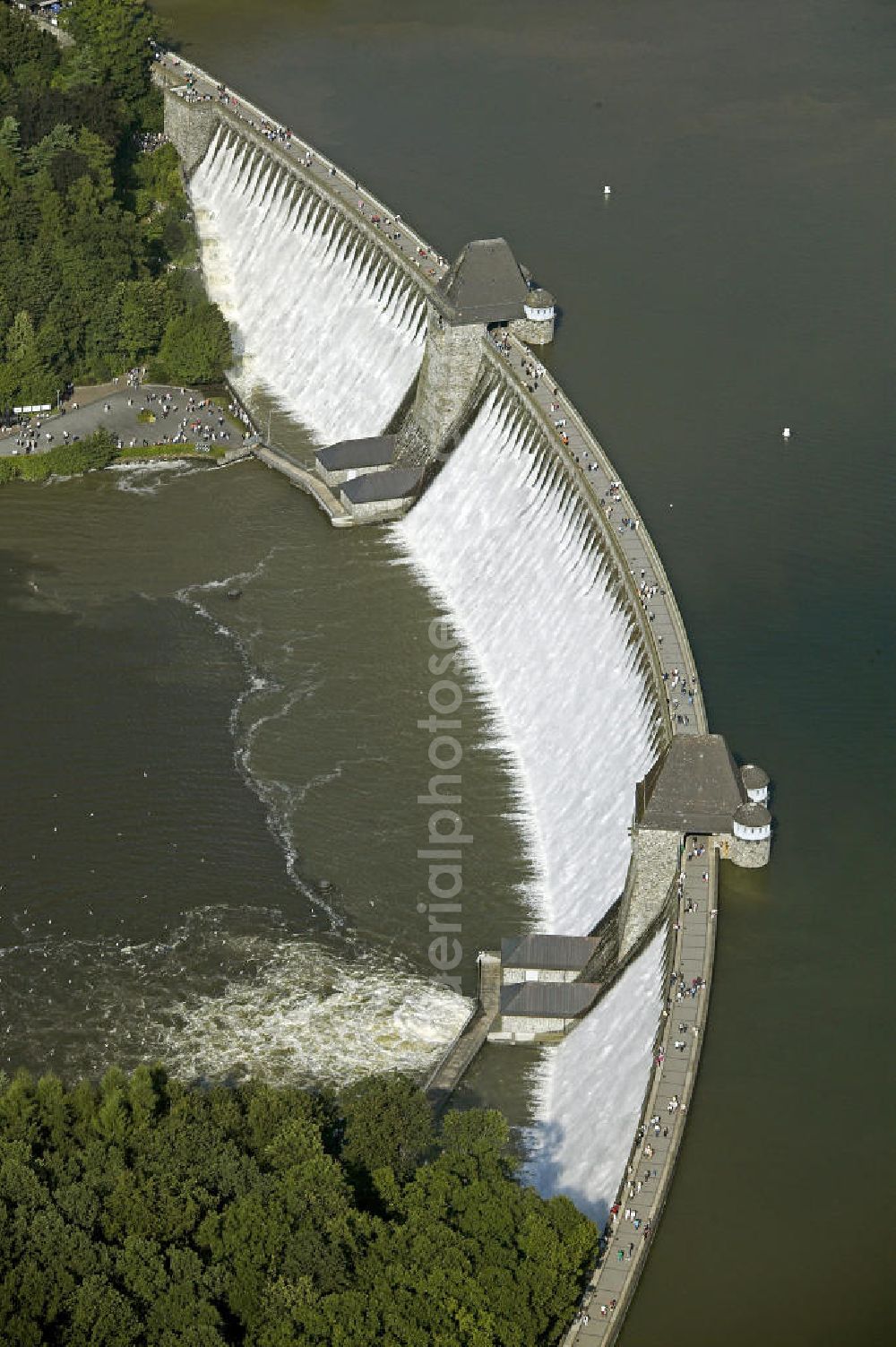 Aerial image Möhnetal - 11.08.2007 Blick auf die Möhnetalsperre mit Staumauer und Stausee während des Hochwassers 2007. Die Talsperre wurde zwischen 1908 und 1913 erbaut und umfasst rund 134,5 Millionen Kubikmeter Wasser. Die Mauer hat eine Kronenlänge von 650 m und eine Höhe von insgesamt 215 m.