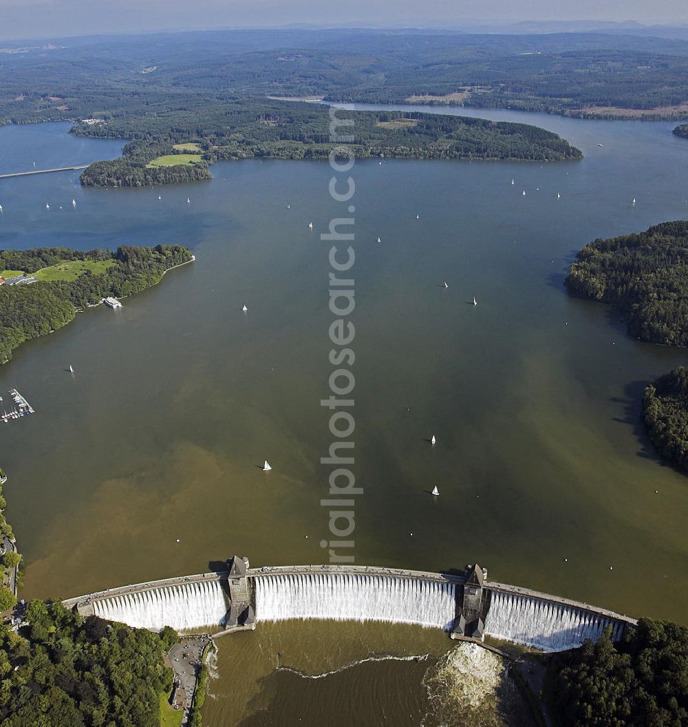 Aerial photograph Möhnetal - 11.08.2007 Blick auf die Möhnetalsperre mit Staumauer und Stausee während des Hochwassers 2007. Die Talsperre wurde zwischen 1908 und 1913 erbaut und umfasst rund 134,5 Millionen Kubikmeter Wasser. Die Mauer hat eine Kronenlänge von 650 m und eine Höhe von insgesamt 215 m.