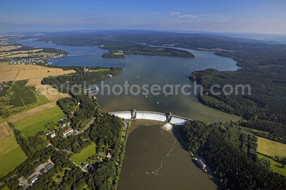 Möhnetal from above - 11.08.2007 Blick auf die Möhnetalsperre mit Staumauer und Stausee während des Hochwassers 2007. Die Talsperre wurde zwischen 1908 und 1913 erbaut und umfasst rund 134,5 Millionen Kubikmeter Wasser. Die Mauer hat eine Kronenlänge von 650 m und eine Höhe von insgesamt 215 m.