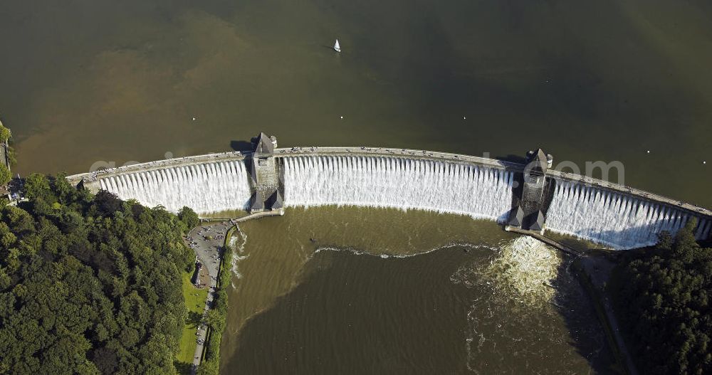 Aerial image Möhnetal - 11.08.2007 Blick auf die Möhnetalsperre mit Staumauer und Stausee während des Hochwassers 2007. Die Talsperre wurde zwischen 1908 und 1913 erbaut und umfasst rund 134,5 Millionen Kubikmeter Wasser. Die Mauer hat eine Kronenlänge von 650 m und eine Höhe von insgesamt 215 m.