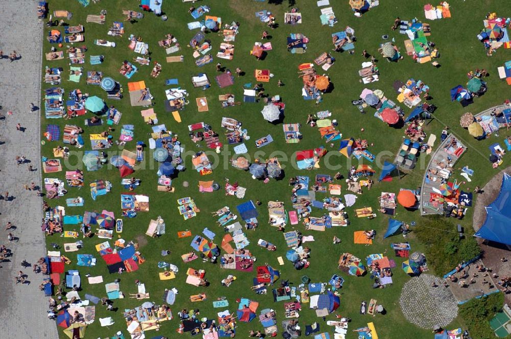 Aerial photograph München - Blick auf das Michaeli-Freibad in München mit Schwimmbecken, Wasserrutsche und die weitflächige Liegewiese des Michaelibades. (Michaelibad, Heinrich-Wieland-Str. 24, 81735 München, Tel.: 089 / 2361 7961) Munich 2007/07/15 Open-air bath 'Michaelibad' in Munich. Visible on this picture is the swimming pool with a water slide and the sunbathing area.n.