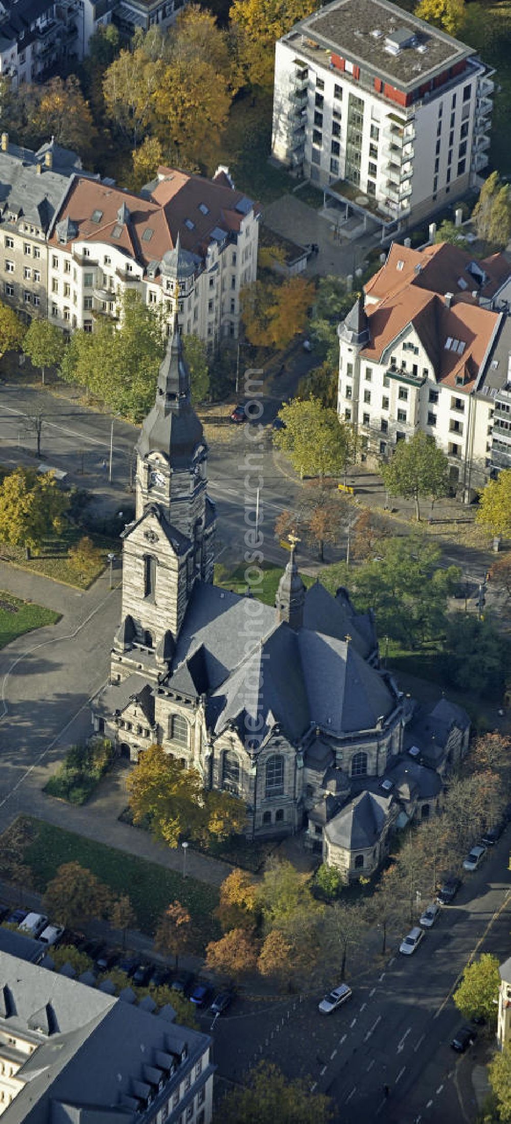 Aerial photograph Leipzig - Die evangelisch-lutherische Michaeliskirche auf dem Nordplatz im Herbst. Die Kirche wurde von den Leipziger Architekten Heinrich Rust und Alfred Müller erbaut und am 12. Juni 1904 geweiht. The Evangelical Lutheran St. Michael's Church on the Nordplatz.