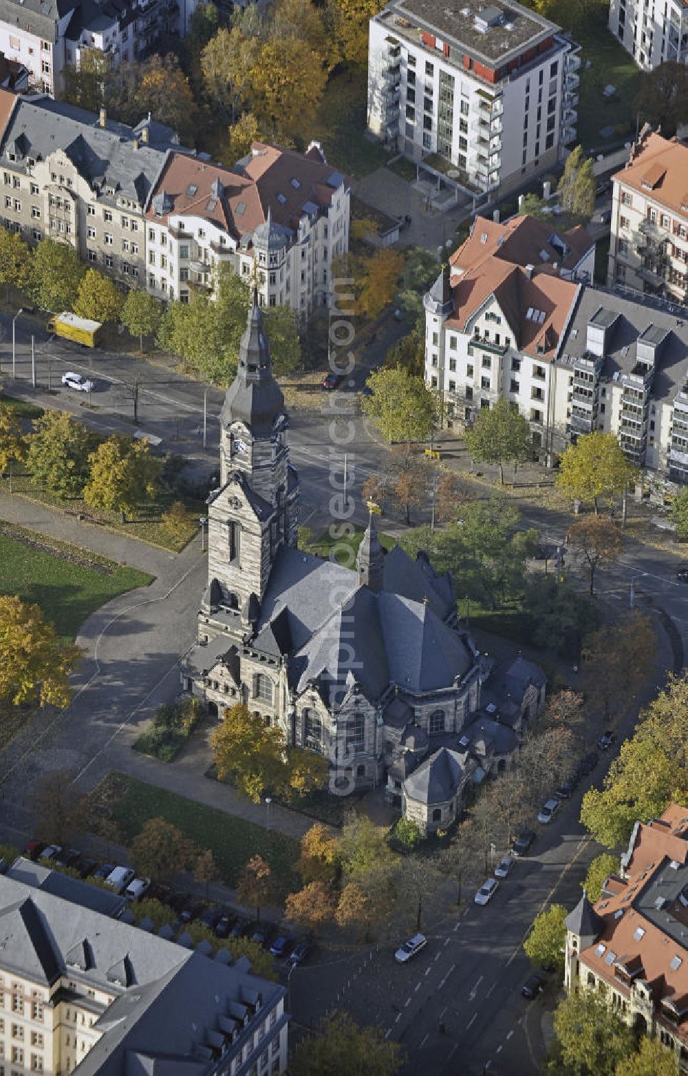 Leipzig from above - Die evangelisch-lutherische Michaeliskirche auf dem Nordplatz im Herbst. Die Kirche wurde von den Leipziger Architekten Heinrich Rust und Alfred Müller erbaut und am 12. Juni 1904 geweiht. The Evangelical Lutheran St. Michael's Church on the Nordplatz.