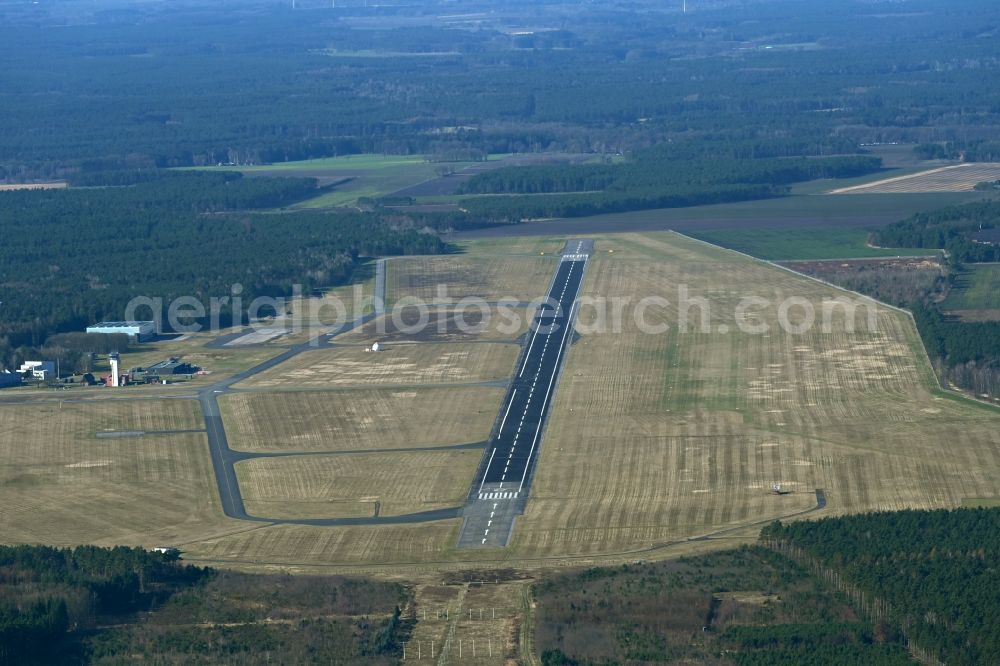 Aerial image Faßberg - Runway with tarmac terrain of airfield and military base Fliegerhorst Fassberg in Fassberg in the state Lower Saxony, Germany