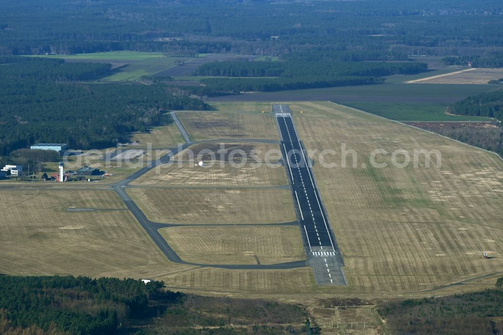 Aerial photograph Faßberg - Runway with tarmac terrain of airfield and military base Fliegerhorst Fassberg in Fassberg in the state Lower Saxony, Germany