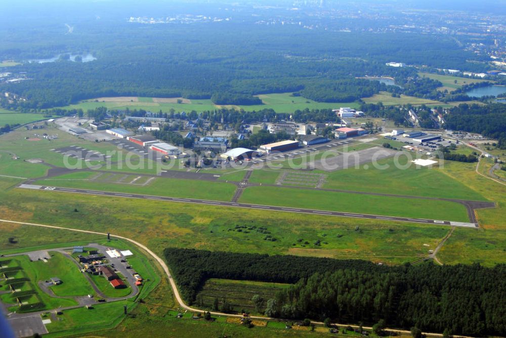 Hanau from the bird's eye view: Blick auf den stillgelegten Militärflugplatz Hanau. Der auch Fliegerhorst genannte Flugplatz wurde von der US-Luftwaffe genutzt, daher kommt auch die Abkürzung AAF (American Air Force). Der Flugplatz verfügt über eine Landebahn von 920 m und dient heute zivilen Zwecken. Die Brüder-Grimm-Stadt Hanau liegt im Osten des Rhein-Main-Gebiets an der Mündung der Kinzig in den Main.