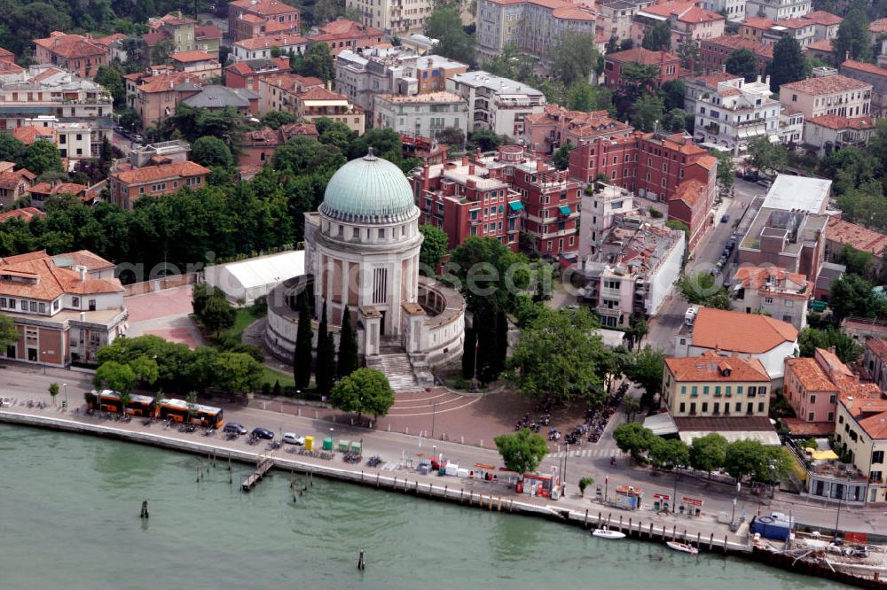 Aerial photograph Venedig - Blick auf die Insel Lido, einen schmalen Landstreifen, der die Lagune von Venedig von der offenen Adria trennt. Im Zentrum ist der Sacrario militare , ein Militärfriedhof und Denkmal erkennbar. View to the island Lido, an small land stripe, wich seperate the lagoon of Venice from the open Adria. In the center is the Sacrario militare recognizeable, an military cemetery and memorial.