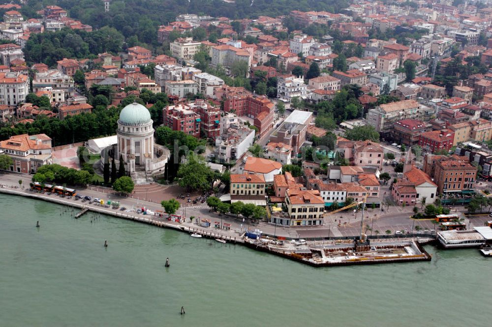 Venedig from above - Blick auf die Insel Lido, einen schmalen Landstreifen, der die Lagune von Venedig von der offenen Adria trennt. Im Zentrum ist der Sacrario militare , ein Militärfriedhof und Denkmal erkennbar. View to the island Lido, an small land stripe, wich seperate the lagoon of Venice from the open Adria. In the center is the Sacrario militare recognizeable, an military cemetery and memorial.