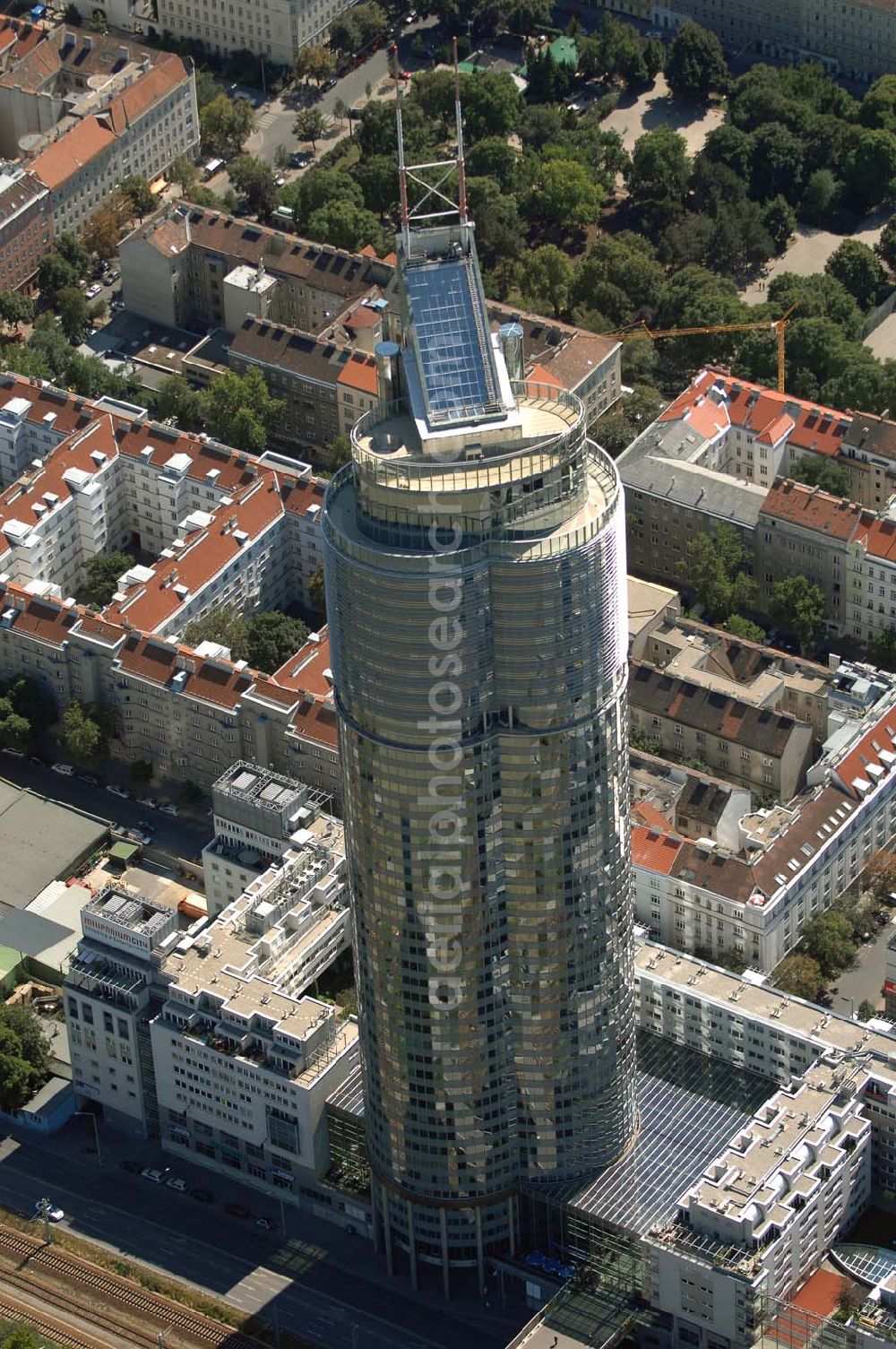 Wien from the bird's eye view: Der Büroturm Millennium Tower am Handelskai 94-96 im 20. Wiener Gemeindebezirk Brigittenau ist mit einer Höhe von 171m (Gebäudesubstanz) und einer Gesamthöhe von 202m das höchste Bürogebäude Österreichs (Stand: Okt. '05). Adresse: Handelskai 94-96 / 1200 Wien