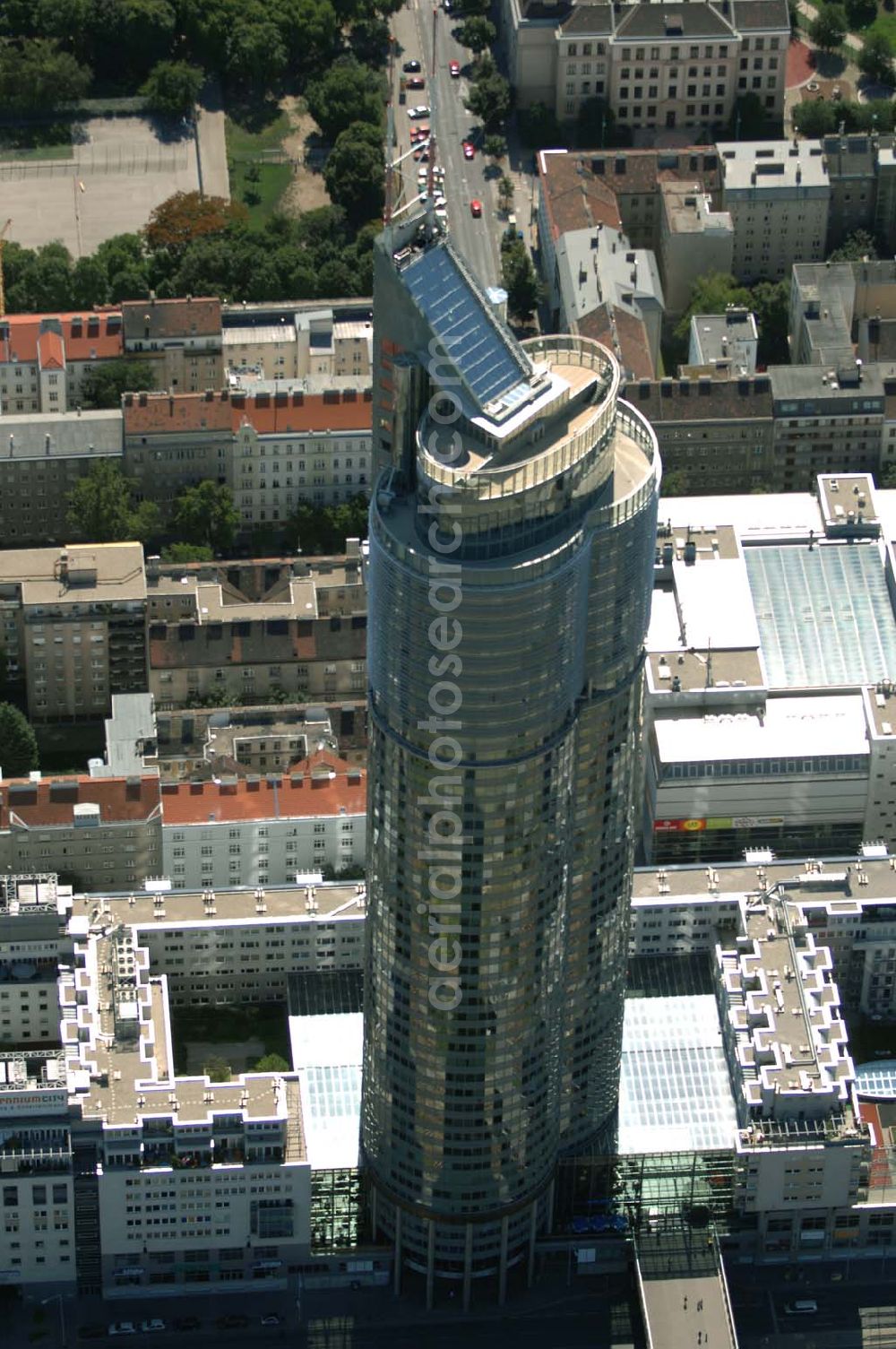 Aerial image Wien - Der Büroturm Millennium Tower am Handelskai 94-96 im 20. Wiener Gemeindebezirk Brigittenau ist mit einer Höhe von 171m (Gebäudesubstanz) und einer Gesamthöhe von 202m das höchste Bürogebäude Österreichs (Stand: Okt. '05). Adresse: Handelskai 94-96 / 1200 Wien