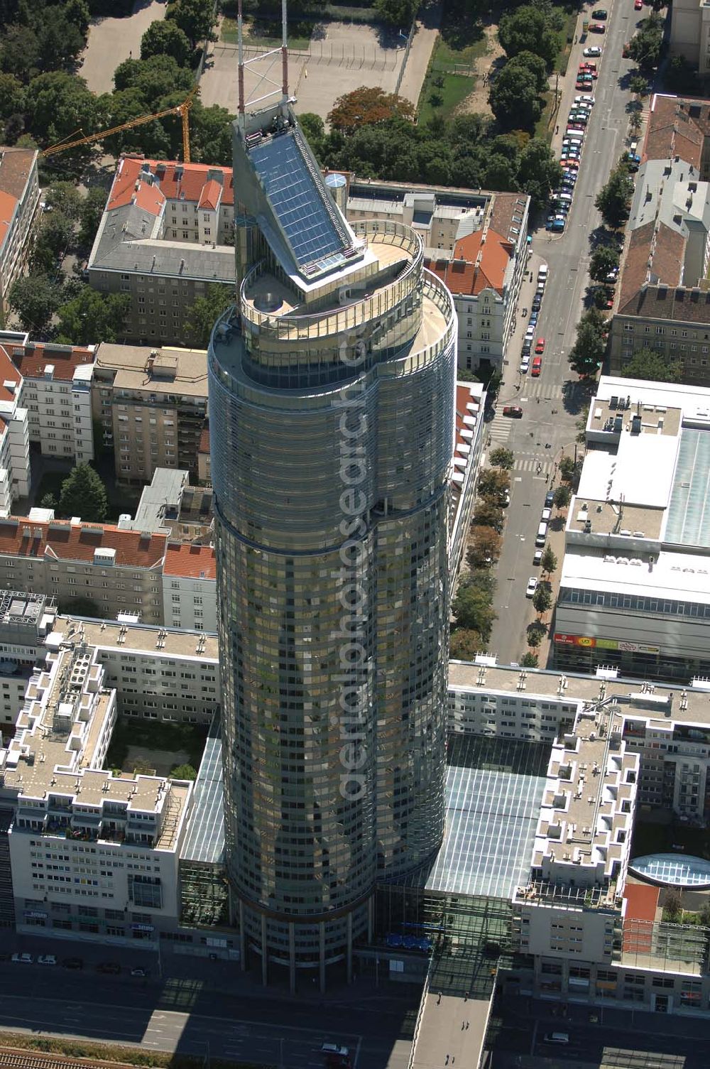 Aerial photograph Wien - Der Büroturm Millennium Tower am Handelskai 94-96 im 20. Wiener Gemeindebezirk Brigittenau ist mit einer Höhe von 171m (Gebäudesubstanz) und einer Gesamthöhe von 202m das höchste Bürogebäude Österreichs (Stand: Okt. '05). Adresse: Handelskai 94-96 / 1200 Wien