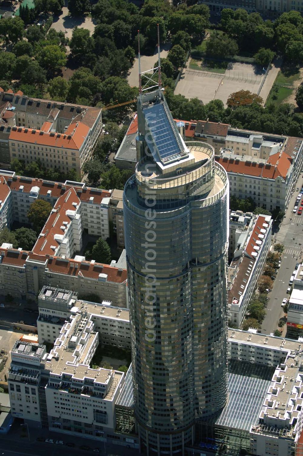 Wien from above - Der Büroturm Millennium Tower am Handelskai 94-96 im 20. Wiener Gemeindebezirk Brigittenau ist mit einer Höhe von 171m (Gebäudesubstanz) und einer Gesamthöhe von 202m das höchste Bürogebäude Österreichs (Stand: Okt. '05). Adresse: Handelskai 94-96 / 1200 Wien